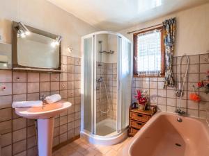 Maisons de vacances Holiday Home La maison du carignan by Interhome : photos des chambres