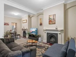 Fancy 4 BR House with Parking - ICC&Darling Harbour-8 mins walk - Sydney