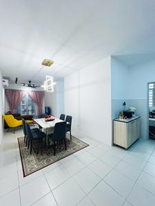Cozy 3 Rooms , KLCC view , 100 mbps WIFI , Netflix by Noon's Homestay