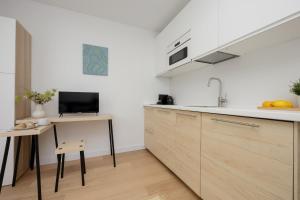 Beautiful Studio near Mokotów Field by Renters