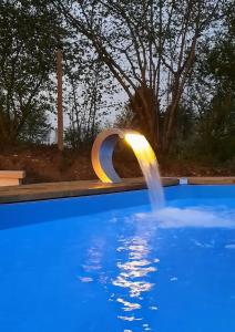 Maison spacieuse avec piscine et vue sur jardin à Fourches