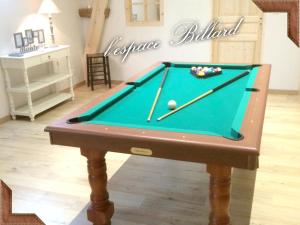 Maison spacieuse avec piscine et vue sur jardin à Fourches