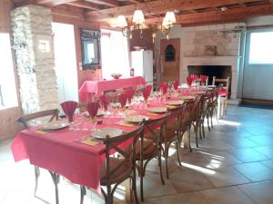 Maison spacieuse avec piscine et vue sur jardin à Fourches