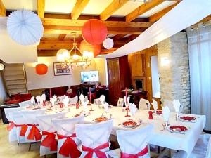 Maison spacieuse avec piscine et vue sur jardin à Fourches