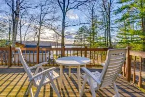 Cottage with Deck and Bluff Lake Views Walk to Beach! - Beaverton