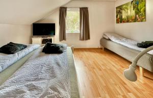 Cozy Apartment In Uggdal With Wifi