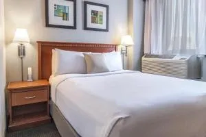 Hôtel Saint-Laurent Montréal - Laval