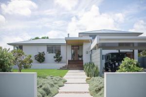 Diamond Beach House beachfront pool pets
