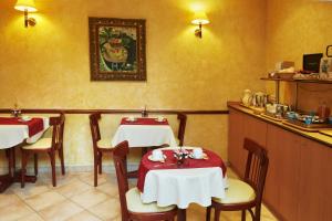 Hotels Hotel Poussin : photos des chambres