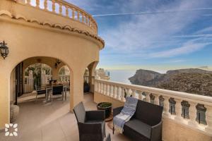 Villa Sunset Rock by Abahana Villas