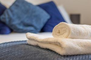 2 bed flat near airport &parking