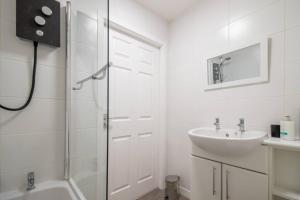 2 bed flat near airport &parking