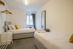 2 bed flat near airport &parking