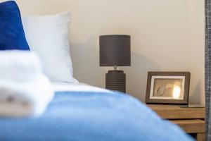 2 bed flat near airport &parking