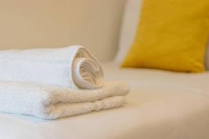 2 bed flat near airport &parking