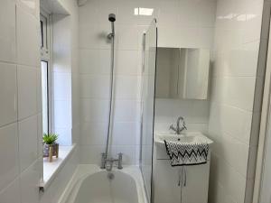 Montrose House 3 bedroom home with Parking