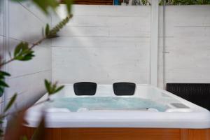 StarsBox jacuzzi privata e piscina vista mare