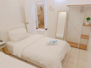 Riverfront City, Up to 8 Pax, 3 Bedrooms, 2 Bathrooms, 2 Car Park by Star Home