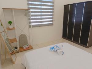 Riverfront City, Up to 8 Pax, 3 Bedrooms, 2 Bathrooms, 2 Car Park by Star Home