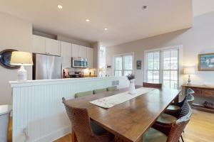 Seaglass Lakeshore Cottage