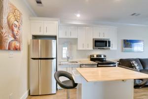 Less Than 1 Mi to Historic Pleasure Pier Galveston Home!