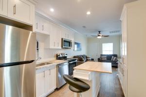 Less Than 1 Mi to Historic Pleasure Pier Galveston Home!