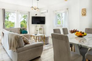 Villa Nadalina, Cista Provo