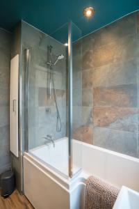 Large-2 Bed House-Free Parking