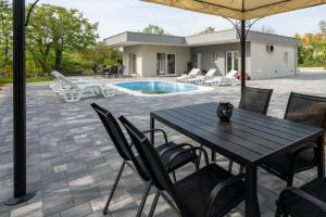 Villa Nadalina, Cista Provo