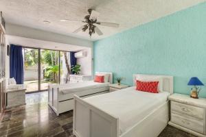 Large House - walking to beach - 10 guests!