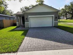 The Arcade close to downtown with fenced yard