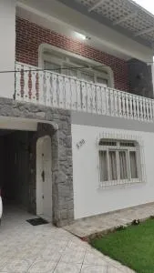 Casa de 2 Pavimentos Inteira com garagem - Gaspar Alto