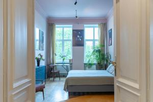 Two bedroom apartment-Dietla 11- Wawel Castle view