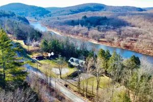 The River House with Hot Tub - Damascus