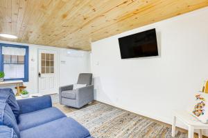 Cozy Wellston Cabin - Walk to Crystal Lake!