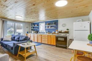 Cozy Wellston Cabin - Walk to Crystal Lake!