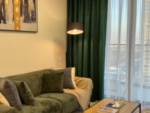 ASHRI HH, Luxurious Apt in JVC