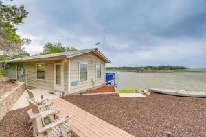 Waterfront Lake Buchanan Cottage with Kayaks!