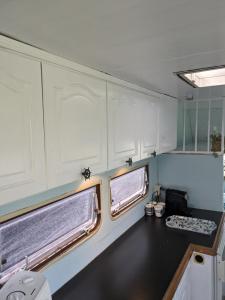 Gerestylde vintage caravan "Zee" met luxe badkamer bij "de Kapitein"