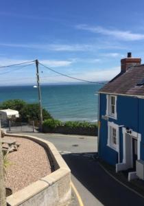 3 Prospect Place, New Quay, sleeps 6, parking, sea views, dog friendly