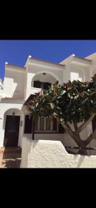 Chalet pareado frente al mar