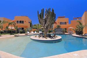 8AP Beautiful 1st Floor Condo, Pool Side, Cerritos