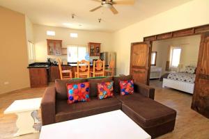 8AP Beautiful 1st Floor Condo, Pool Side, Cerritos