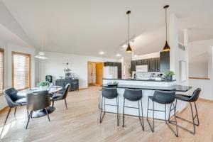 Luxury Prairie Retreat 5 Min from Madison!