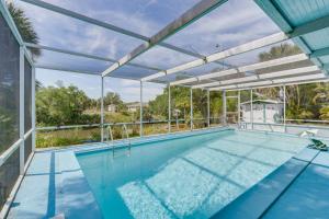 Port Charlotte Retreat with Lanai and Private Pool! - 3hvězdičkové hotely ve městě North Port