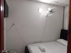 HABITACIONES ECONOMICA CRA 17 SEGUNDO PISO Distribuidora Don Tomato