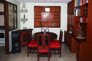 Habitación grande con iluminación natural, central