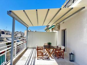 Cozy apartment with big veranda near Athens centre and metro tram