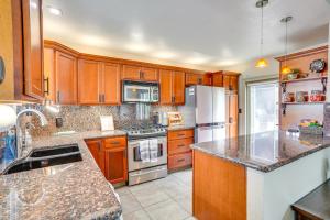 Lovely Tustin Home with Outdoor Kitchen 3 Mi to Zoo