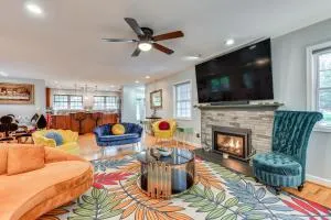 14 Mi to DC Retreat with Hot Tub and Sunroom! - بيلتسفيل